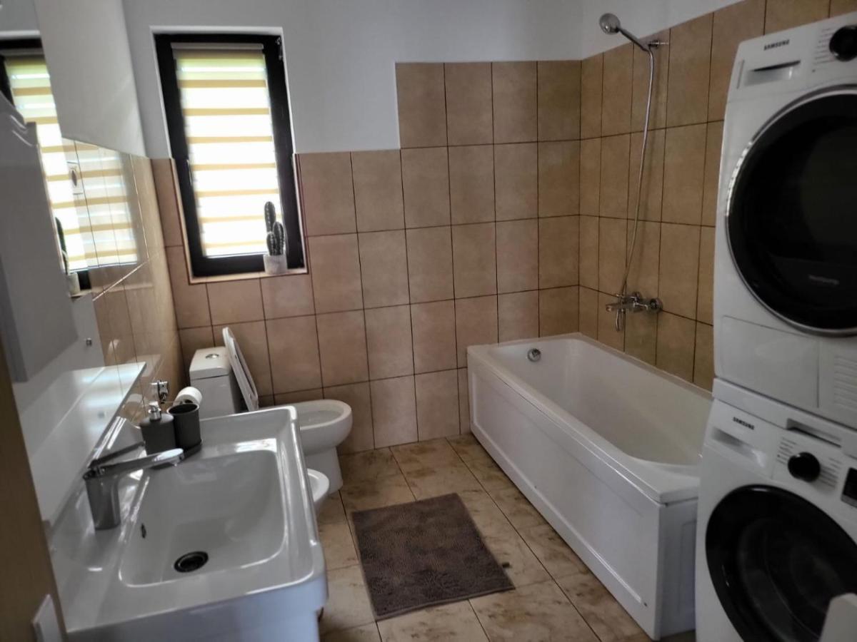 Bibis Apartments Nehoiu Esterno foto
